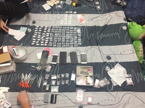 ̨�Ͼ������ĸ�ס����Ӽ�Ů����ɼ��巷�����ţ����һ���������򡢰���������Ʒ��ͼƬ��Դ��̨�塶���ϱ��� ����л��ʢ/����