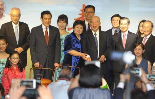 ����ǰ��ϯ�Ⲯ�ۺͷ��˴�����19�վ��С�80˫�١��ж���ᡣ������ϯ�����(��1)��ǰ̨������쵼����Ӣ��(��2)̨ͬΪ��ף�١�(̨�塶��ʱ���ӱ���/��־�� ��)