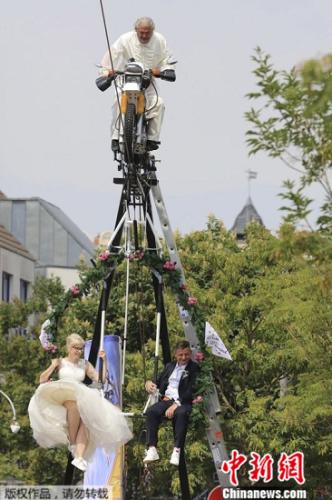 �ڵ¹�����StassfurtС���ϣ�һ������ѡ����һ�������������Ħ�г��ϣ������Լ14�׵Ŀ��У��ٰ�����ʽ��