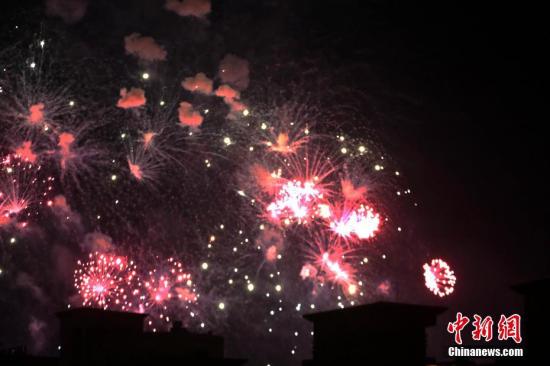 7��6�գ�������˹̹ӭ����20���׶��ա�ͼΪ��˹���ɵ���ȼ���̻��콨��20���ꡣ ��������� ������ ��