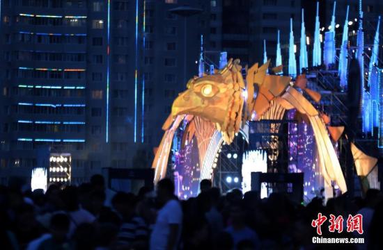 7��6�գ�������˹̹ӭ����20���׶��ա�ͼΪ���찢˹���ɡ�������Ү�ա����ǰ���д����ݳ���ף����20���ꡣ ��������� ������ ��