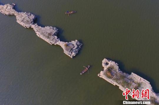 ���Ľ���ˮ������Ů�����������ξ���ʮ����(��Ԫ1556��)��11�״���ʯ���������Ÿ���ˮ�档(�л����ñ�����ͼ) ���� ��