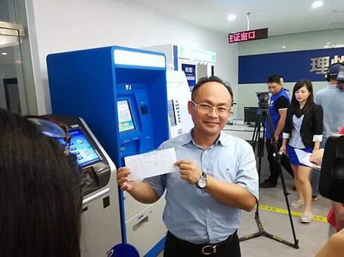 ����7��룬�����Ͻ��ɳ�����ͷ�ܶ����ڶ�̨���ڵ�һʱ����������۰�̨�����ס֤���졣7��43�֣�����̨Э��᳤����͢��һ���������������(����ʡ̨�칩ͼ)