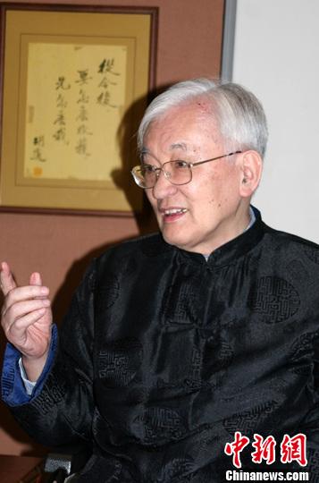 9��12�����磬̨�������廪��ѧǰУ�����ɽ����̨������ȥ��������87�ꡣͼΪ2004�괺�����ɽ��������н����л����ñ�פ����߲ɷá���������Ƭ���л����ñ����� ����� ��