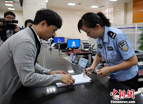 9��13�գ��ɶ��й������½����־ְ�֤���ģ��ڳɶ�ʦ��ѧԺ���������̨��������ӹ�����Ա���нӹ�̨������ס֤����Ҳ���Ĵ�����������̨������ס֤���л����ñ����� ��Դ ��