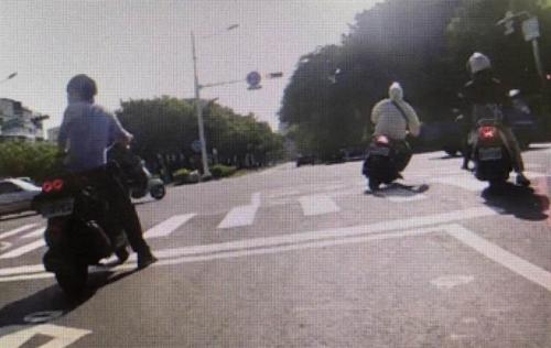 ��ĳ���Ҷ�б�����ߣ��ﳵ��·������ƣ�Խ��Υͣ���⾯���̲飬���������ڽ䶾ҽԺԺ������������̨�塶��ʱ���ӱ������̱߳�谷���