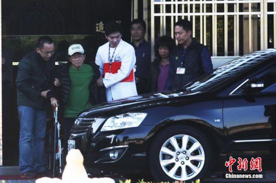 ����ͼ��2015��1��5�գ�̨�嵱��ǰ�쵼�˳�ˮ���׼�����ҽ����ˮ���������Σ����ӳ����н�������̨�м������ſڣ���������ϳ���<img height=�� ·÷ ��