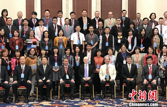 10��17�գ��ԡ�����δ���Ļ���������Ϊ����ĵ��Ľ쾩̨��������У������ڱ�����Ļ��������300λ��СѧУ������ʦ���׶�԰԰����ͬ̽�ֻ��������·�չ�ķ�����·�����ʩ��ͼΪ��ῪĻǰ���й�����̨�졢����Ժ̨����������һ��ǰ�����ģ�����λ��̨���������л����ñ����� ·÷ ��