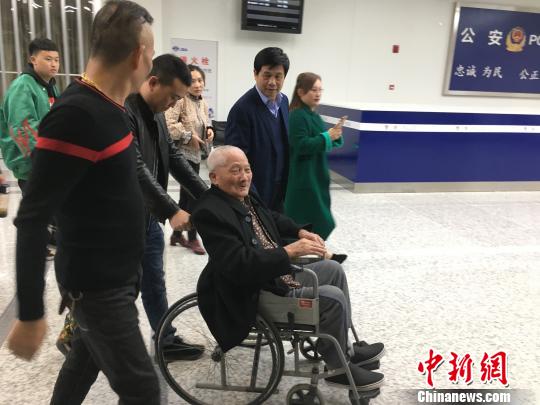 ���������˽���10��25�����������һ����м�����ʽ����ο�������ˡ������Ϻ� ��