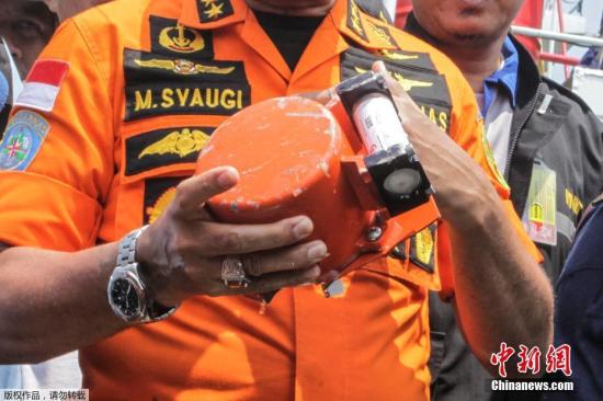 ����ʱ��11��1�գ�ӡ��ʨ��ʧ�¿ͻ���һ����ϻ�ӱ����̳�ˮ��ӡ��ý���ֳ�ֱ��������ʾ��һ���ʳȻ�ɫ�ĺ�ϻ��������ǱˮԱ���̳����棬�Ѿȴ��ϵ��Ѿ���Ա��һ��װ�к�ˮ�İ�ɫ�������������������ϻ�ӡ�