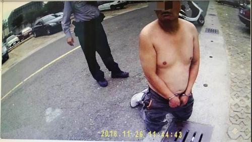 �������ӣ��ң��ڽ�ͷ�ֵ����裬�����۾����Ʒ���̨�塶��ʱ���ӱ������������淭��