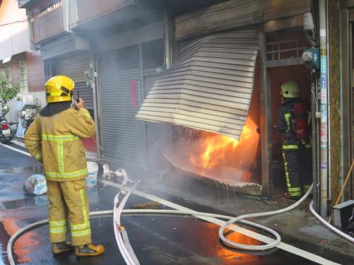 ����������Ա������𾯽䡣(ͼ��̨�塶���ϱ���/����³���� ��)