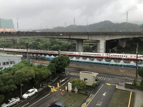 ̨���������г�һ��ͣ��ϫ��վ�⡣̨�塶���ϱ������߳��׳���Ӱ 