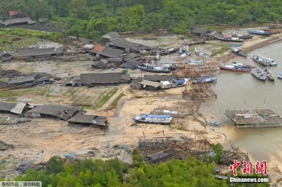 ����ʱ��12��24�գ��ӿ��и��ӡ��������Ͽ��Х��������ֻ�ϰ������ݵ������ֳ�һƬ�ǽ塣����ýԮ��ӡ������ѾȾ�(Basarnas)�����ݱ�����������Ͽ��Х�¼������334�����ѡ�