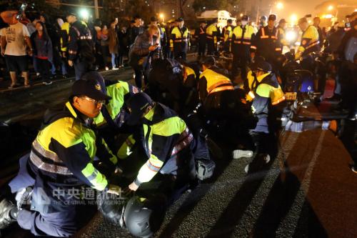 ̨�ϵؼ��������ھۼ�����������ѹ�ƺ�Х������Ħ�г���ʻ�ߡ�ͼƬ��Դ��̨�塰�����硱���� ������/��