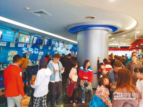 �ִ��������˶��ڹ������Ӱ���������֣����ܶȺܸߡ�(ͼ��̨�塶�й�ʱ����/����� ��)