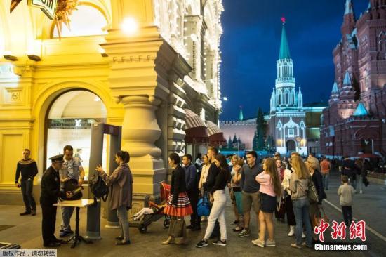 �ݶ���ȫ���ų�����������ʾ�����������绰��ͨ������������Ӫ�̵�IP�绰����ģ����в��ֵ绰���������ڿ�����ͼΪĪ˹�ƺ쳡�Ͻ��ܰ������Ⱥ��