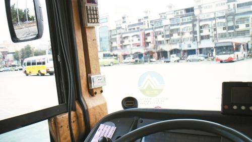 ����������վ�ڴ�����45��λ�ã����Ӽ�ʻ��λ�ÿ���ȥ��ȫ����ס���γ����ǡ�(ͼ��̨�塶���ϱ���/���������� ��)