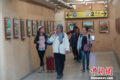 ��������(60������)�滭��ѧԱ������Ϊ��վһ���羰��<img height=���� ����Զ ��