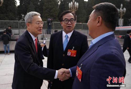 ����3��3�գ�ȫ����Эʮ������λ��鿪Ļ���ڱ����������þ��С�ȫ����ЭίԱ������(��)��¬ΰ��(��)����ΰ(��)�ڽ���᳡ǰ�����۰Ĵ��������н�����<img height=���� ��� ��