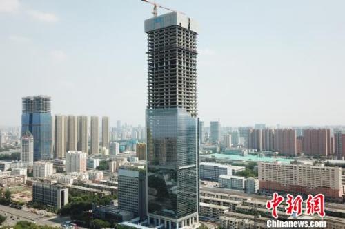 ���������й����������������ز�ҵ���ٷ�չ���������Ħ���¥���������ࡣ2018��7��6�գ�ɽ��̫ԭ266�׸ߵ�Ħ���¥�ⶥ����Τ�� ��