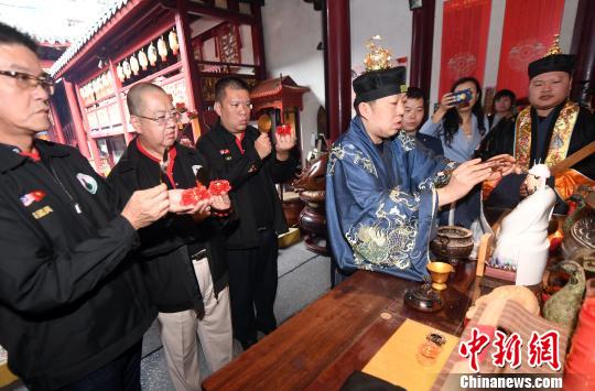 ���������������ס��������������������ǹع��Ļ��ƹ����Ļ᳤���@�����¼��µ��̷�ʦ�����᳤����һͬΪ����������ܹع�����п�����ʽ�����������ɸ� ��