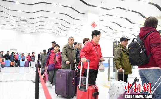 ͼΪ����̨���Ͽ���ֱ��ӭ��һ�����˸߷� ��˼ά ��