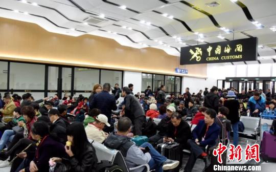 ͼΪ����̨���Ͽ���ֱ��ӭ��һ�����˸߷� ��˼ά ��