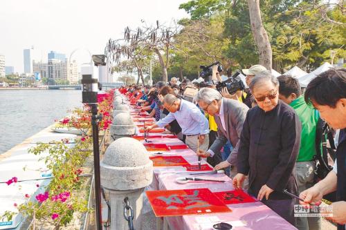 ���۰�����д����ͤ�򡷻���ۼ��˽�4000λ�鷨�������ڰ�����һͬ�Ӻ���(ͼ��̨�塶�й�ʱ����/�δ�ʱ�鷨��������� �ṩ)