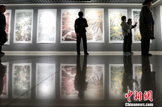 ͼΪ���ڲι��黭չ������Զ ��